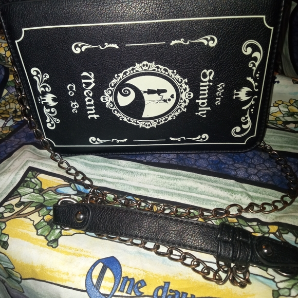 BEWITCHING AND CHARMING TIM BUTTONS NIGHTMARE BEFORE CHRISTMAS PURSE - Picture 3 of 11